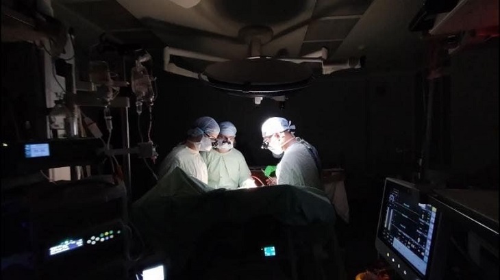 W Ukraińśkim szpitalu, gdzie nie ma prądu chirurdzy zmuszeni są przeprowadzać zabiegi przy świetle latarek - Fot. Emine Dzheppar, Twitter